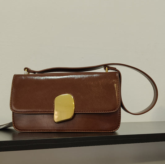 Τσάντα δερματίνη σοκολατί με χρυσό κούμπωμα