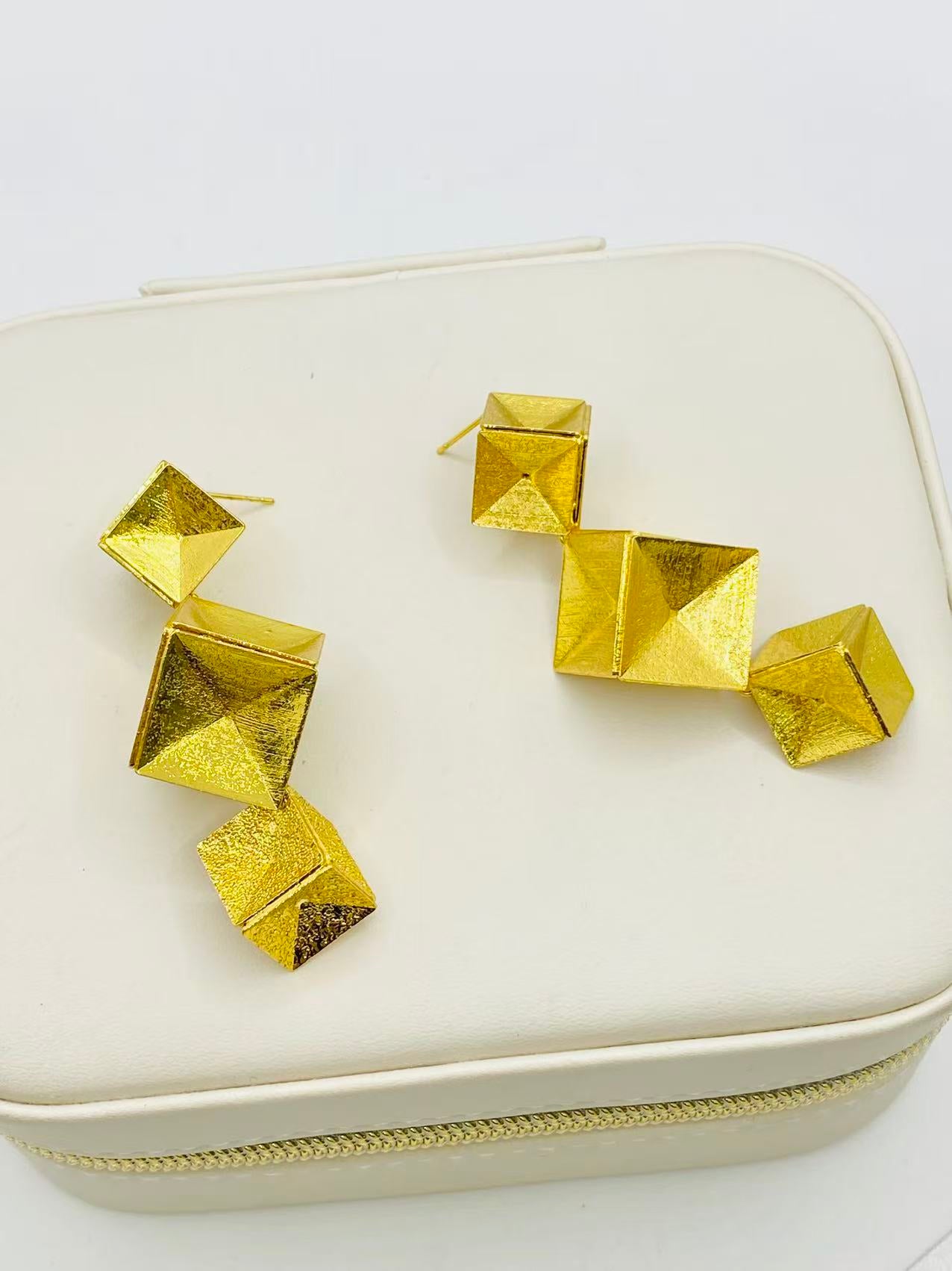 Ατσάλινα σκουλαρίκια με κρεμαστούς κύβους 3D