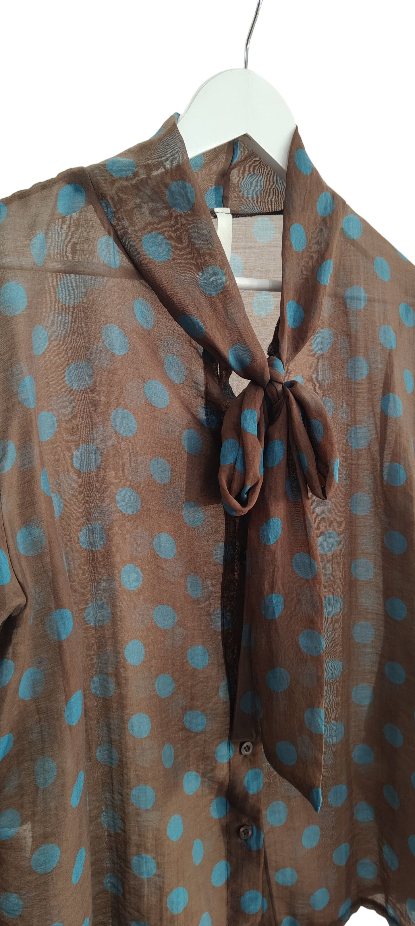 Πουκάμισο πουά με δέσιμο στο λαιμό.