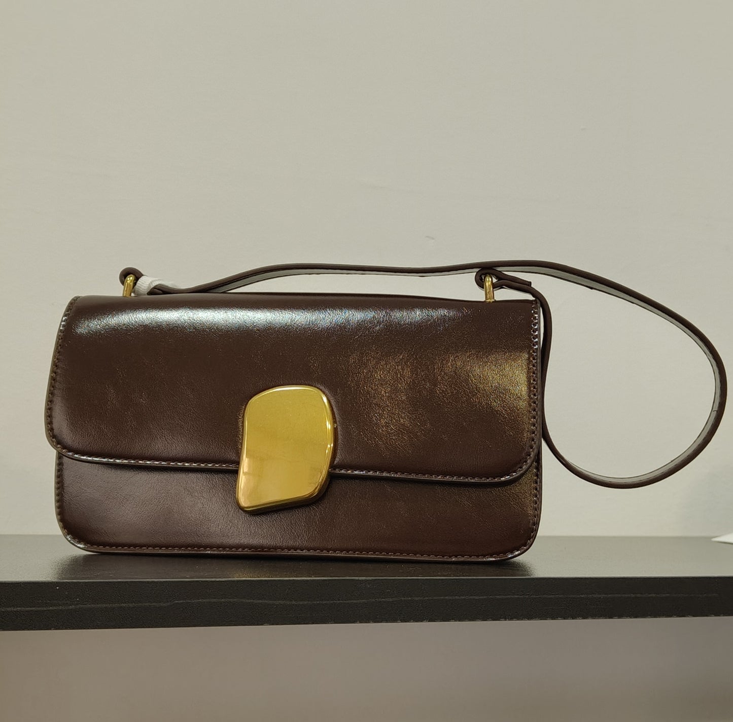 Τσάντα δερματίνη καφέ σκούρο με χρυσό κούμπωμα 