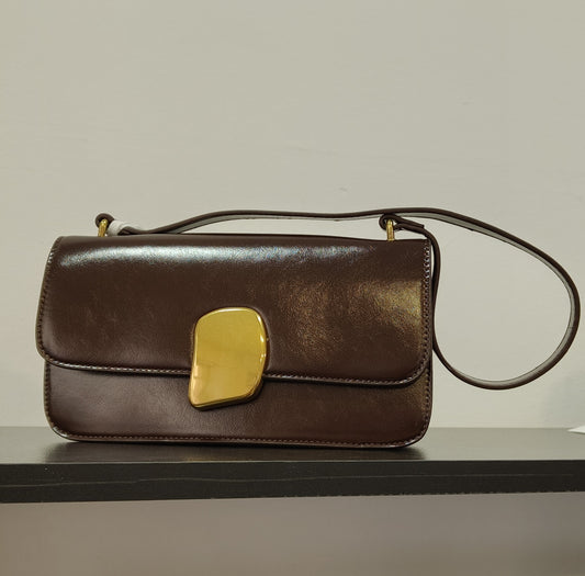 Τσάντα δερματίνη καφέ σκούρο με χρυσό κούμπωμα 