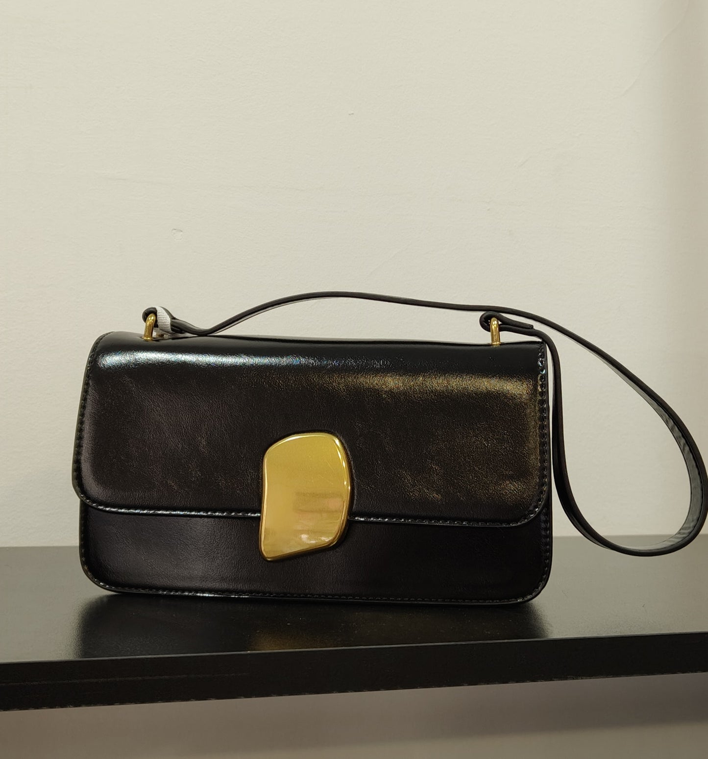 Τσάντα δερματίνη μαύρη με χρυσο κούμπωμα 