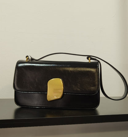 Τσάντα δερματίνη μαύρη με χρυσο κούμπωμα 