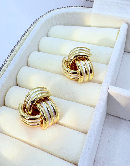 Ατσάλινα σκουλαρίκια με λεπτομέρειες από λευκό σμάλτο