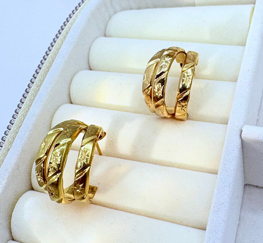 Ατσάλινα σκουλαρίκια σε χρυσό χρώμα.