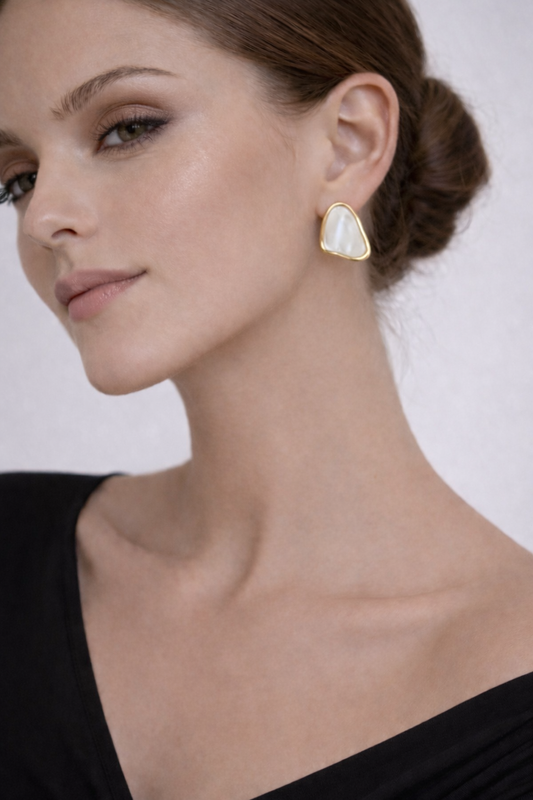 Ατσάλινα σκουλαρίκια πλακέ με λευκή πέτρα από σμάλτο